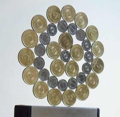 image: rosa / mandala pentagonal erecta de monedas  Argentina y Uruguay (centro y a2:  Uruguay 1peso 1989, a1 and a3: Argentina 5 cvs 2009)           